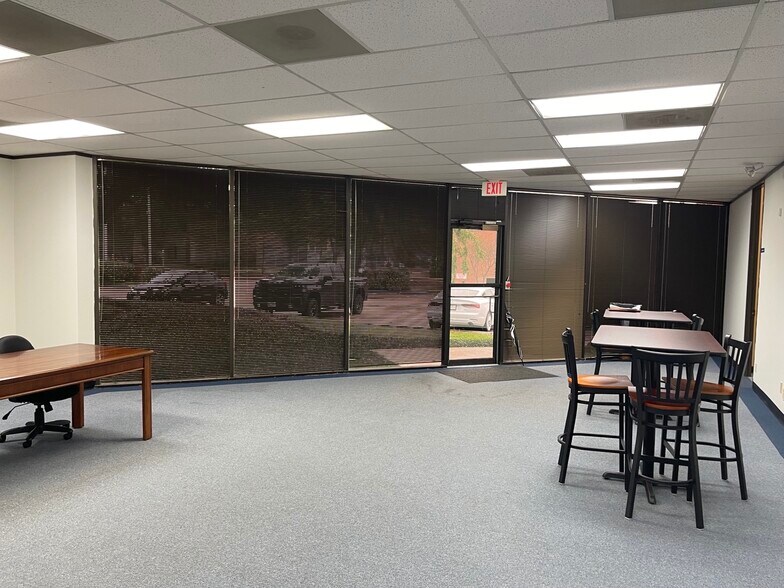 More Photos Of 10595 Westoffice Dr, Houston Light Distribution For Lease