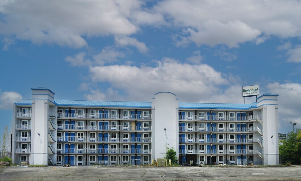 More Photos Of 5101 Messer Airport Hwy, Birmingham Hotel For Sale