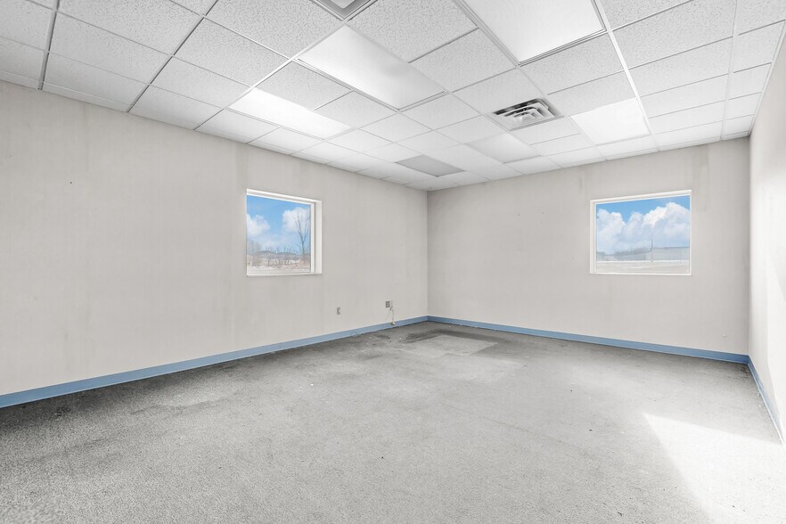 More Photos Of 701 Technology Pl, Waverly Manufacturing For Lease