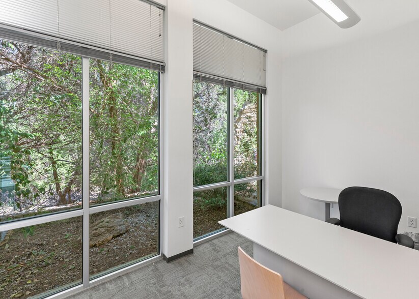 More Photos Of 16022 Via Shavano, San Antonio Office For Lease