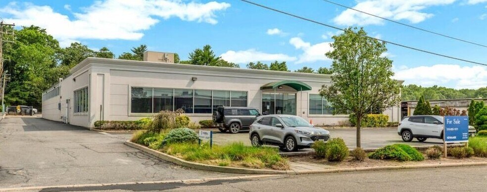 More Photos Of 111 Express St, Plainview Office For Sale