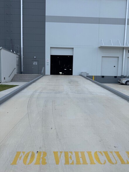 More Photos Of 21301 NW 47th Ave, Miami Gardens Warehouse For Lease