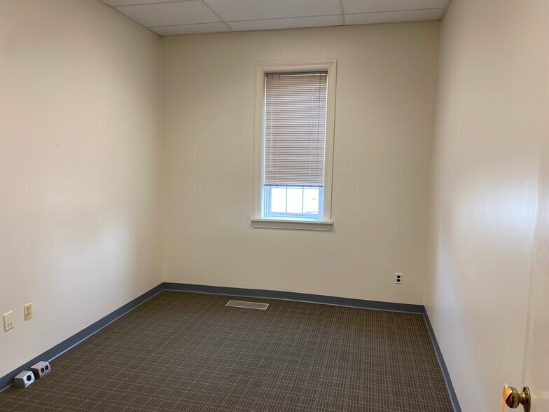 More Photos Of 1496 Anderson Hwy, Cumberland Bank For Lease