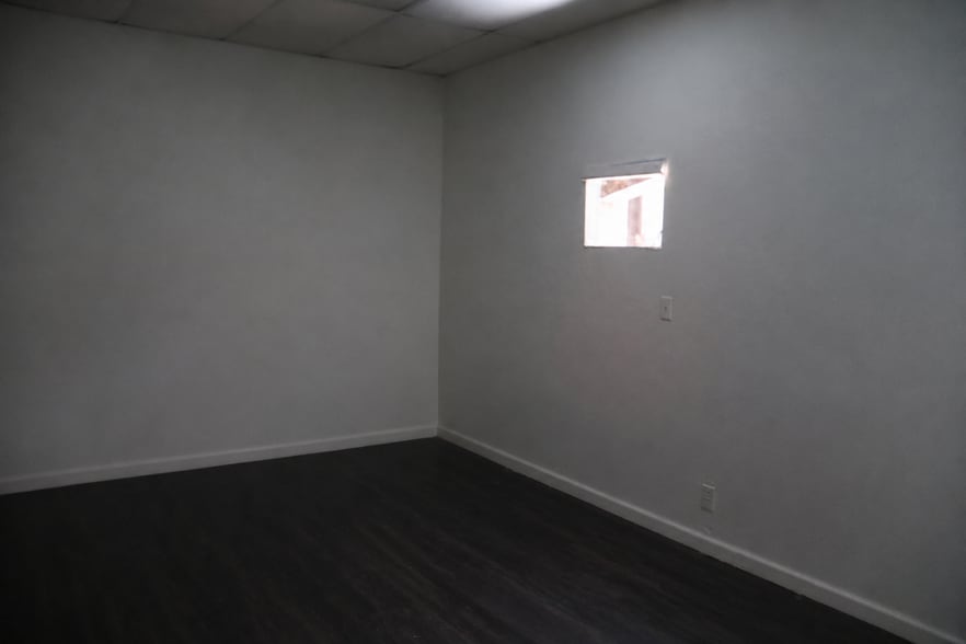 More Photos Of 553 Capital Cir SW, Tallahassee Warehouse For Lease