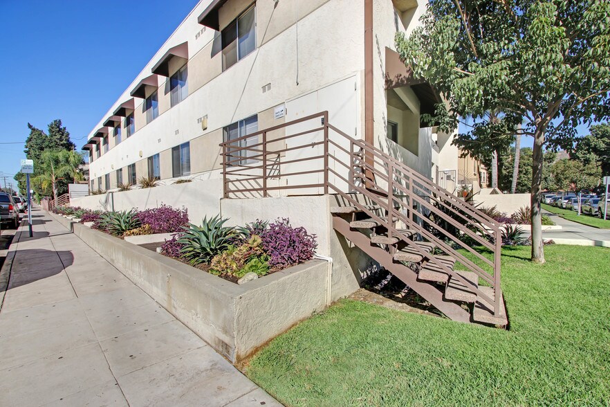 More Photos Of 2001-2005 Grismer Ave, Burbank Apartments For Sale