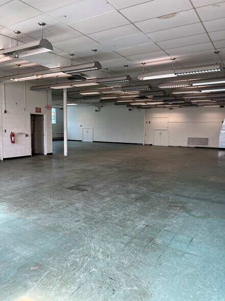 More Photos Of 2164 Tedrow Rd, Toledo Showroom For Lease