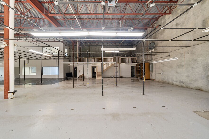 More Photos Of 8920 Fraserton Ct, Burnaby Warehouse For Lease