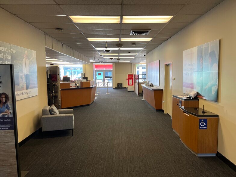 More Photos Of 552 SW 6th St, Redmond Bank For Sale