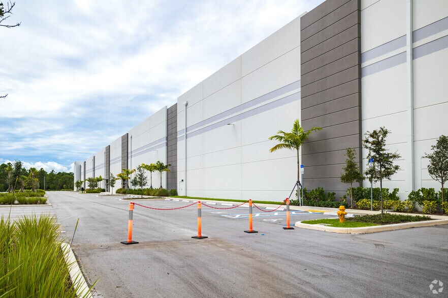 More Photos Of 15430 Corporate Rd N, Jupiter Distribution For Sale