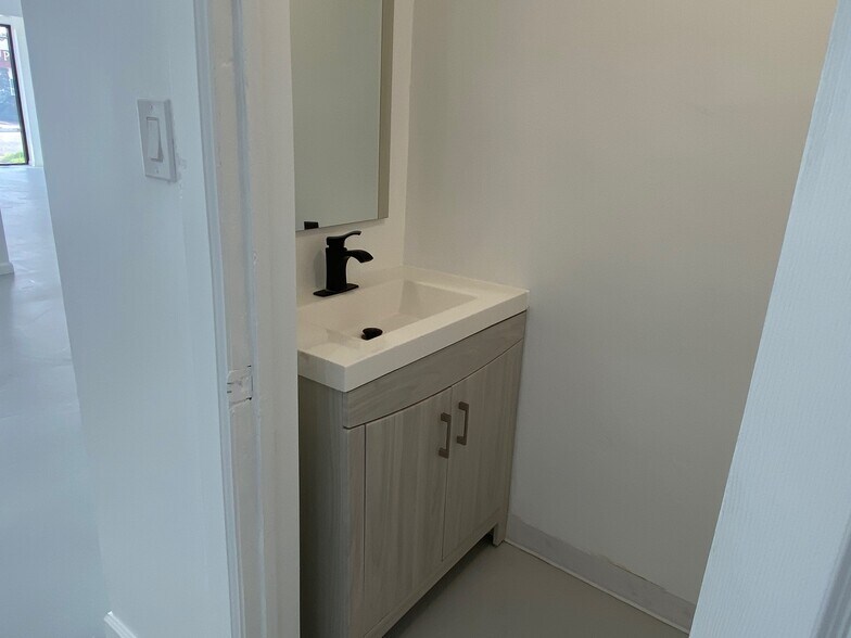 More Photos Of 2363 S Robertson Blvd, Los Angeles Storefront For Lease