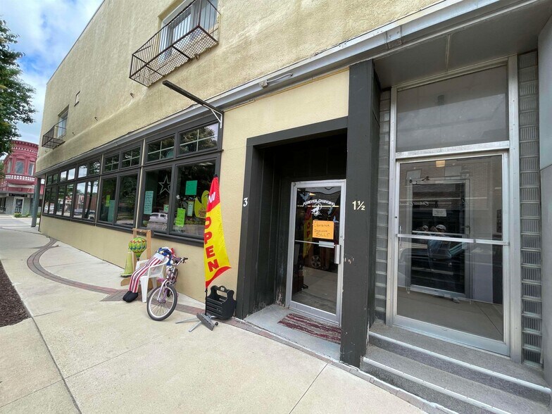 More Photos Of 1 S Frederick Ave, Oelwein Storefront Retail Residential For Sale