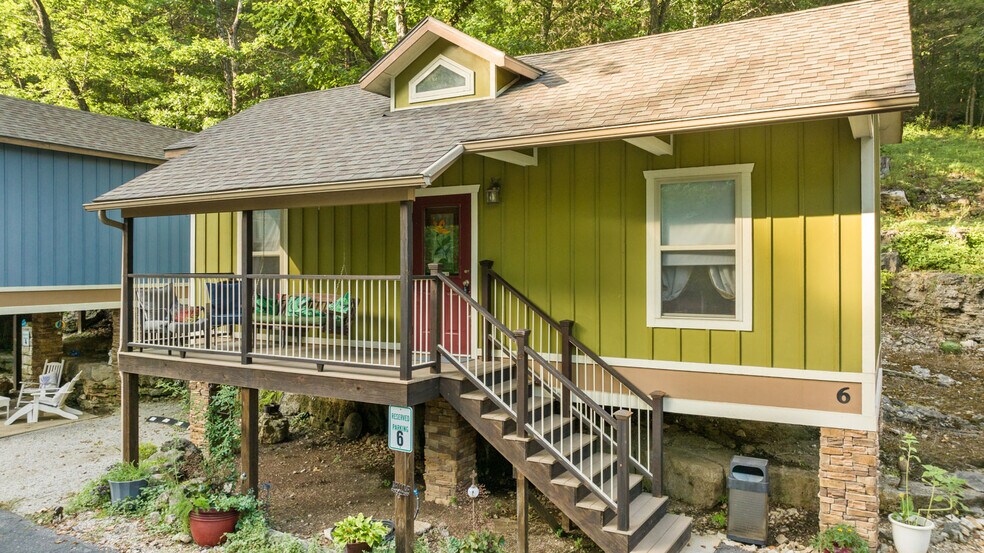 More Photos Of 275 N Main St, Eureka Springs Hotel For Sale