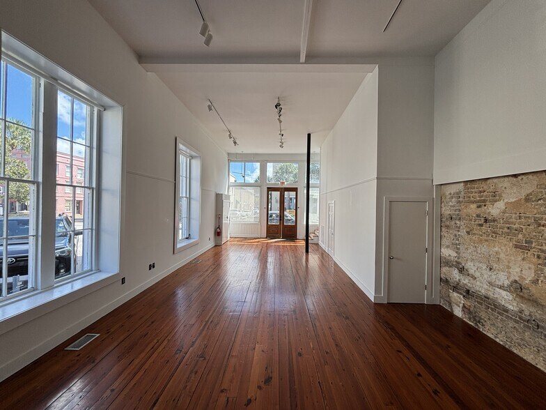 More Photos Of 143 E Bay St, Charleston Storefront Retail Office For Lease