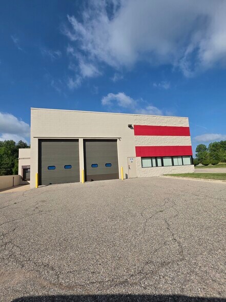 More Photos Of 2556 Alamo Dr, Lansing Warehouse For Lease