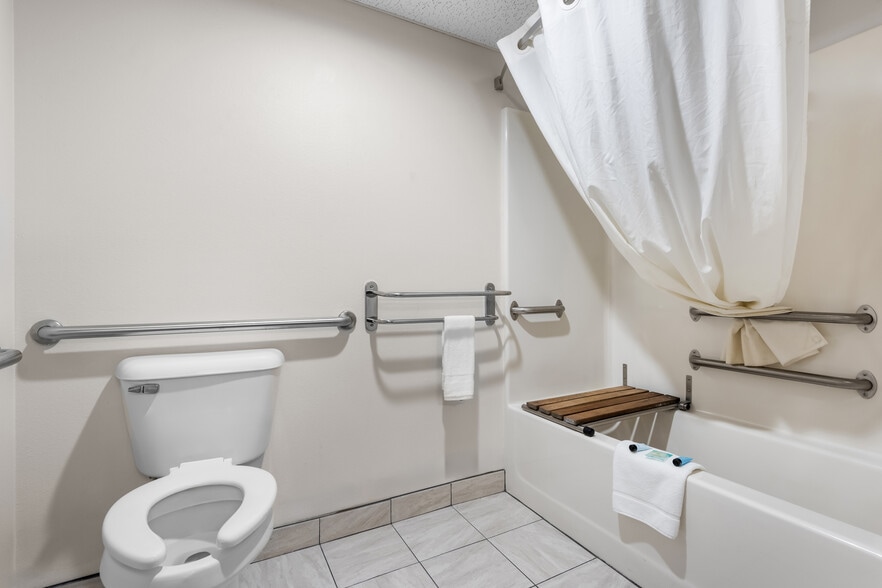 More Photos Of 210 10th St SE, Oelwein Hotel For Sale