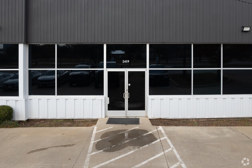 More Photos Of 2419 Inwood Rd, Dallas Light Distribution For Lease
