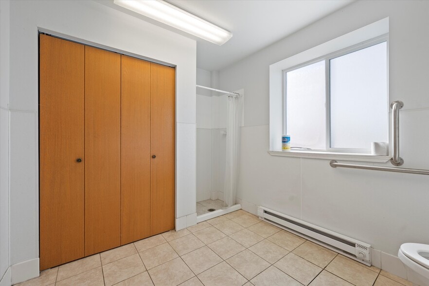 More Photos Of 720 E 3rd Ave, Moses Lake Manufacturing For Sale