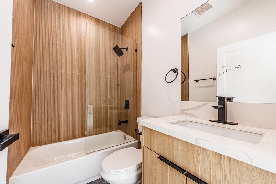 More Photos Of 5209 W 20th St, Los Angeles Multifamily For Sale