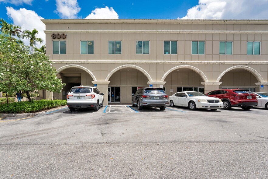 More Photos Of 400 N Hiatus Rd, Pembroke Pines Unknown For Lease