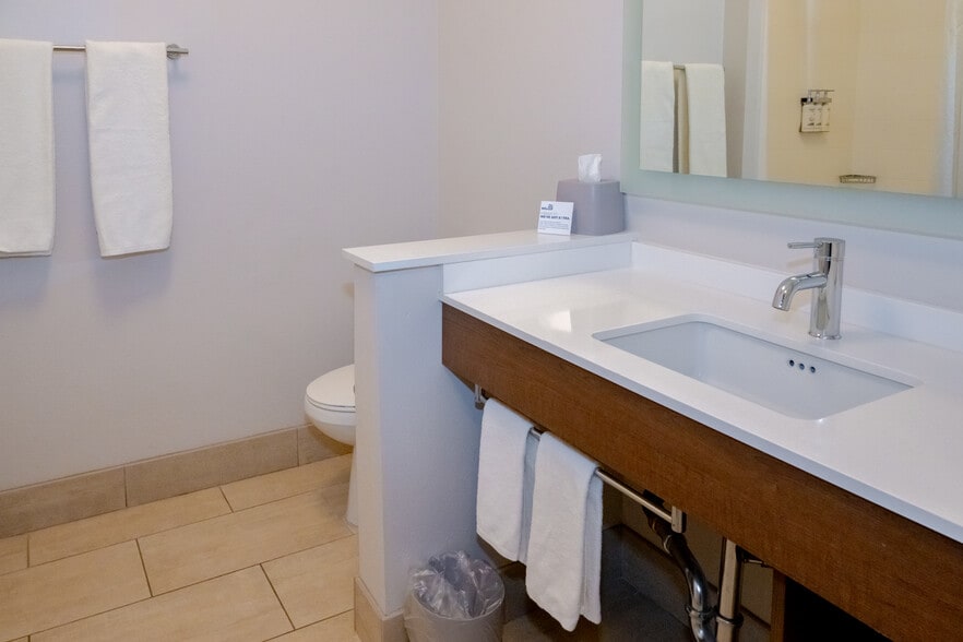 More Photos Of 650 W Wells St, Blythe Hotel For Sale