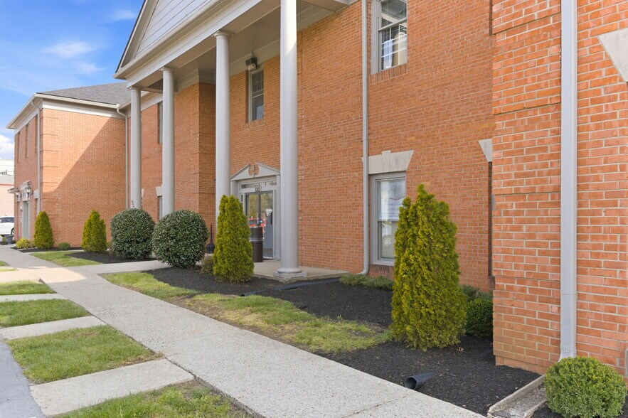 More Photos Of 1313 Lyndon Ln, Louisville Office For Sale