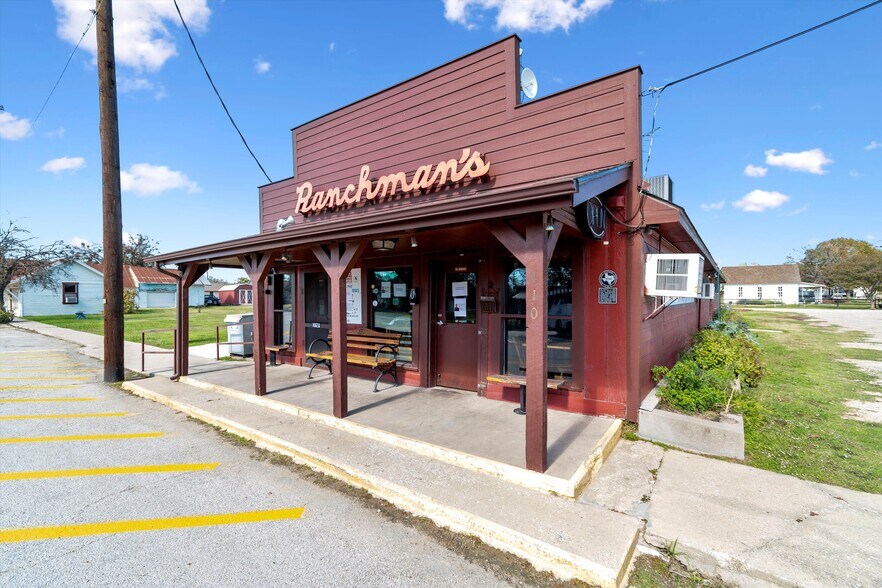 More Photos Of 110 W Bailey St, Ponder Restaurant For Sale