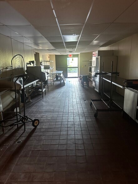 More Photos Of 7076 Highland Rd, Waterford Hotel For Lease