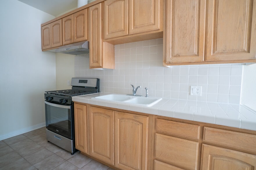 More Photos Of 2059 Cedar Ave, Long Beach Apartments For Sale