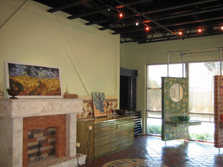 More Photos Of 7595 N San Fernando Rd, Burbank Warehouse For Lease
