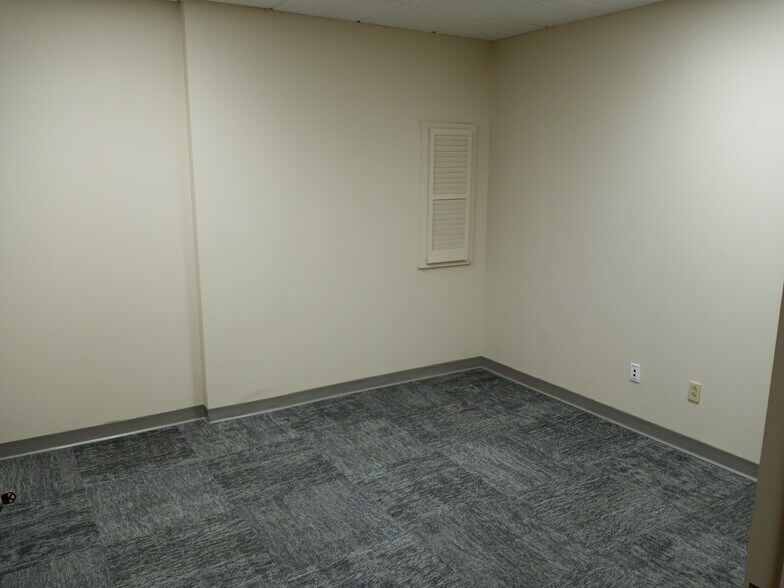 More Photos Of 887-891 Bolger Ct, Fenton Light Distribution For Lease