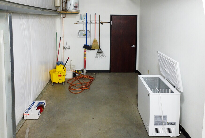 More Photos Of 4285 Hwy 31 W, Tyler Showroom For Lease