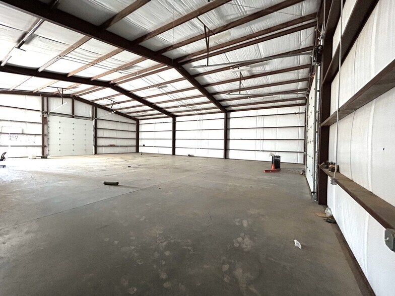 More Photos Of 1389 Oil Mil Rd, Pecos Warehouse For Lease