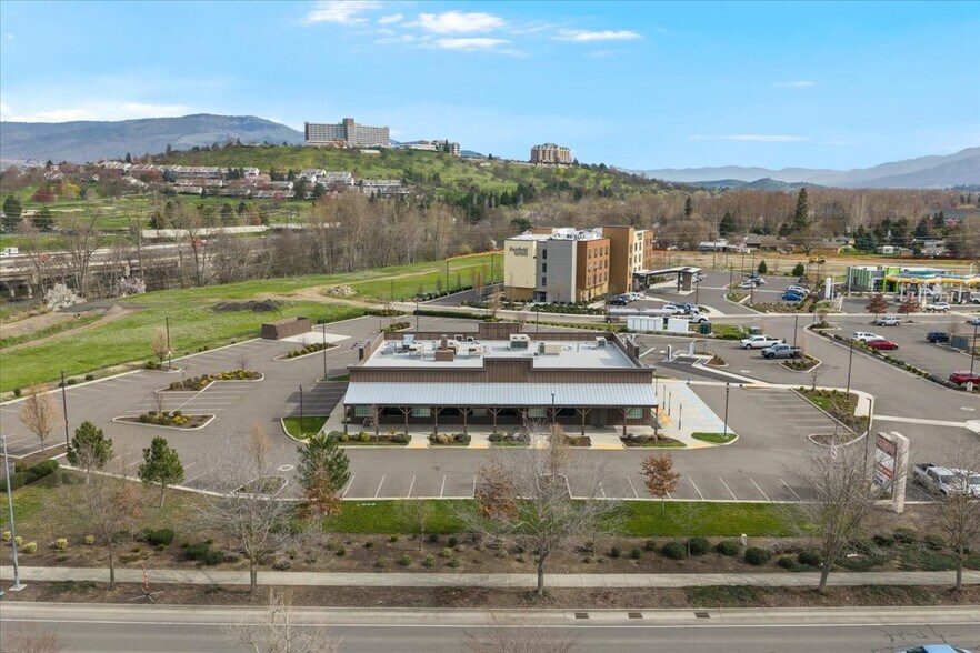 More Photos Of 1445 Center Dr, Medford Restaurant For Lease