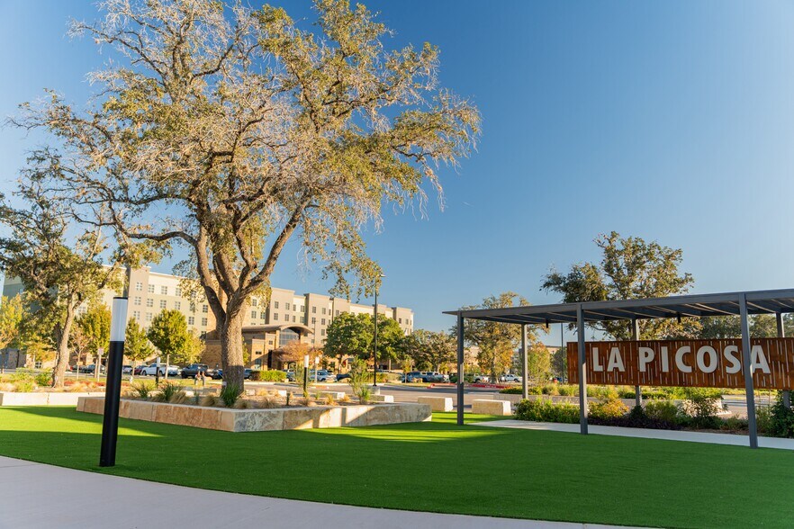 More Photos Of 2860 Military dr, San Antonio General Retail For Lease