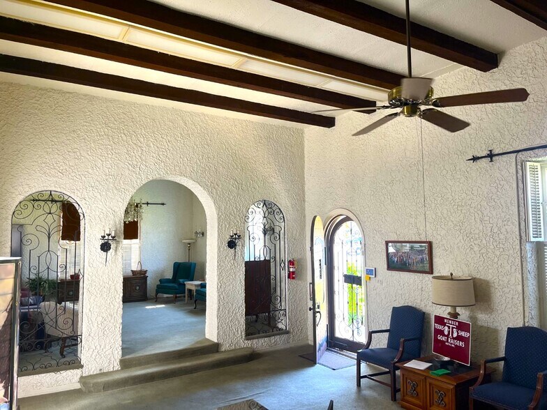 More Photos Of 233 W Twohig Ave, San Angelo Office For Sale