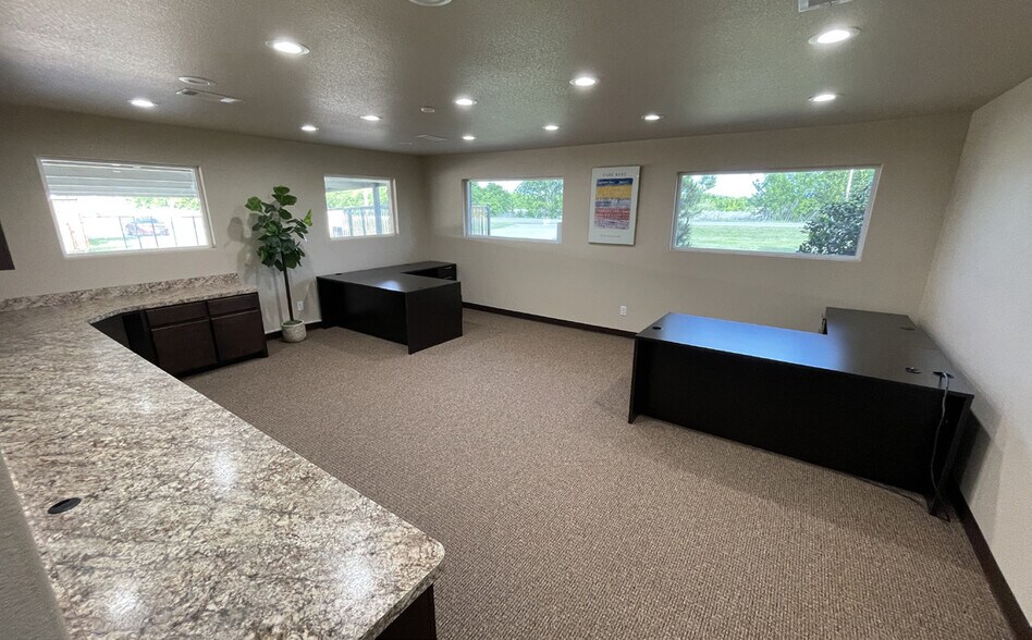 More Photos Of 1836 Lone Star Rd, Mansfield Warehouse For Lease