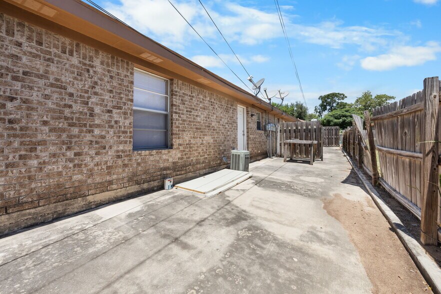 More Photos Of 1118 W Goodwin St, Pleasanton Multifamily For Sale