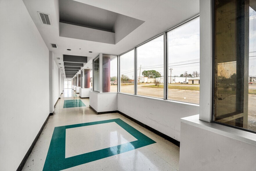 More Photos Of 3215 W Oak St, Palestine Medical For Lease