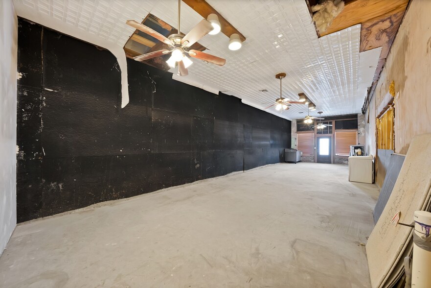 More Photos Of 204 W Mccart St, Krum Storefront Retail Office For Sale