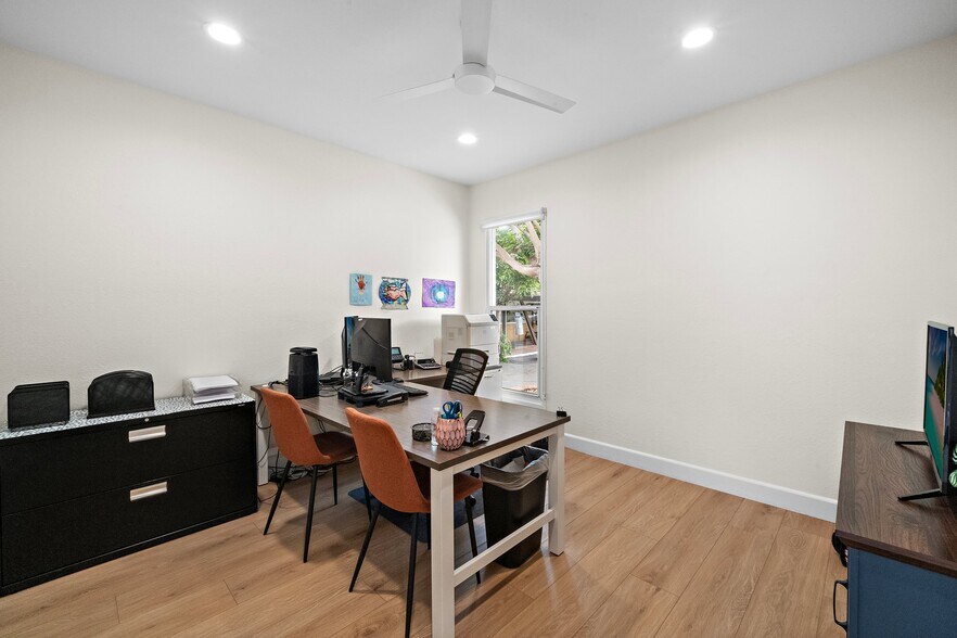 More Photos Of 1495 Glenneyre St, Laguna Beach Freestanding For Lease