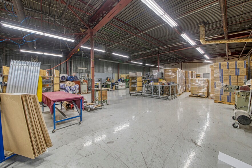 More Photos Of 1265-1325 Rue Industrielle, La Prairie Warehouse For Lease