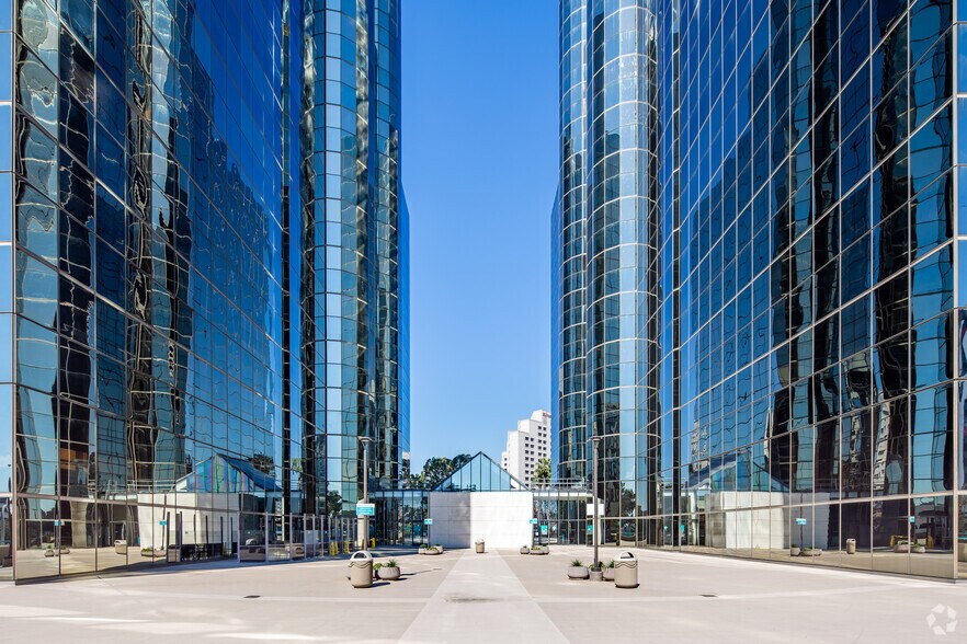 More Photos Of 300 Oceangate, Long Beach Office For Lease