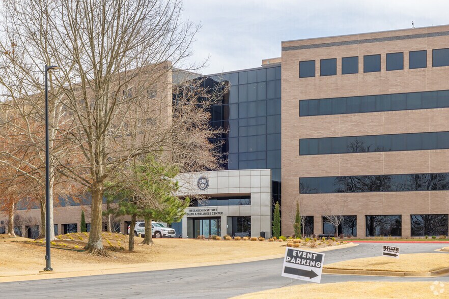 More Photos Of 1000 Fianna Way, Fort Smith Office For Lease