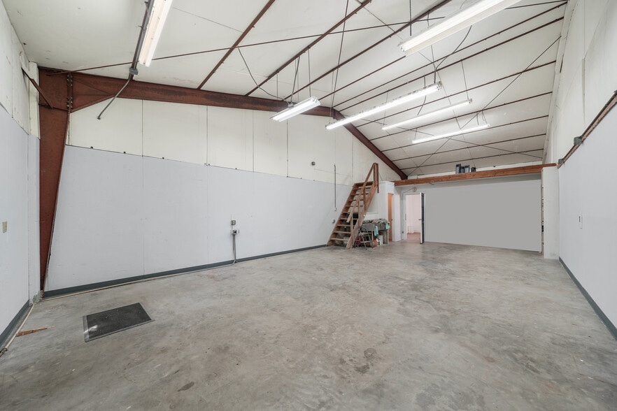 More Photos Of 4231 Bellaire Blvd, Houston Light Distribution For Lease