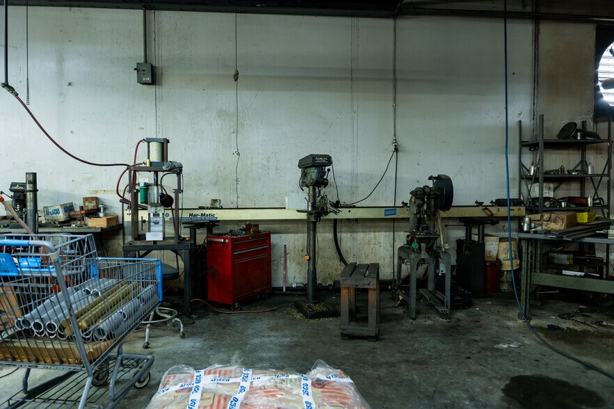 More Photos Of 1630 N Interstate 35 E, Lancaster Flex For Sale