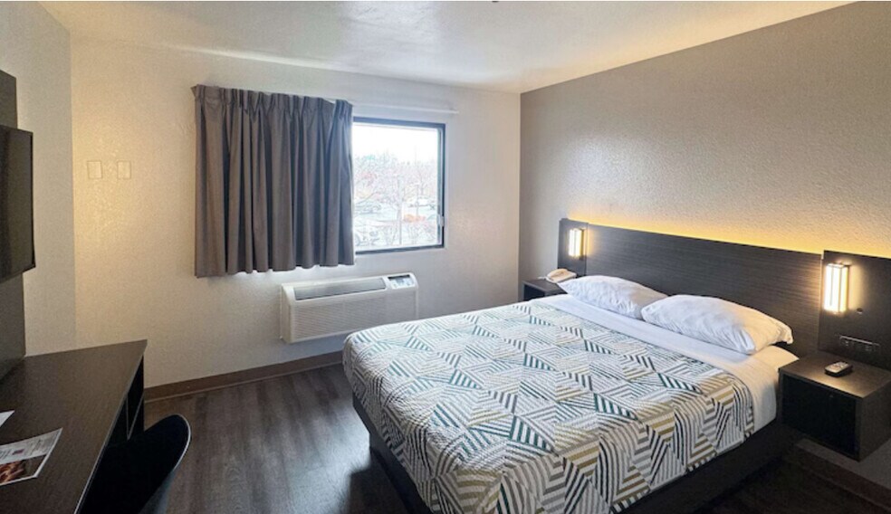 More Photos Of 1535 W Milwaukee Ave, Glenview Hotel For Sale