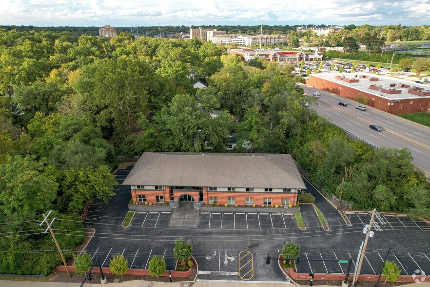 More Photos Of 8909 Ladue Rd, Saint Louis Office For Sale