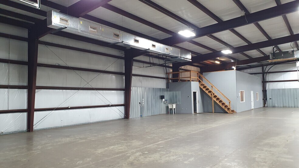 More Photos Of 7511 Oak Bluff Dr, Magnolia Warehouse For Lease