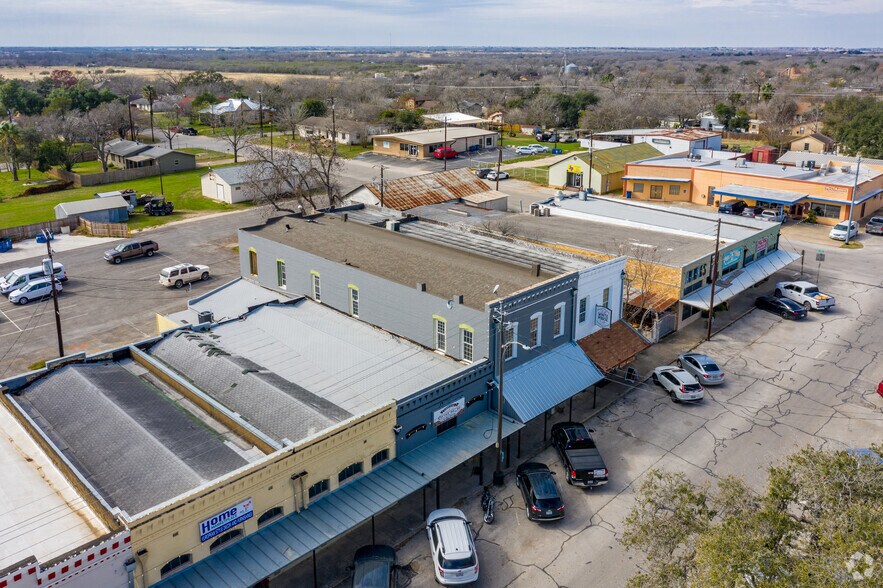 More Photos Of 1311 3rd St, Floresville Loft Creative Space For Lease