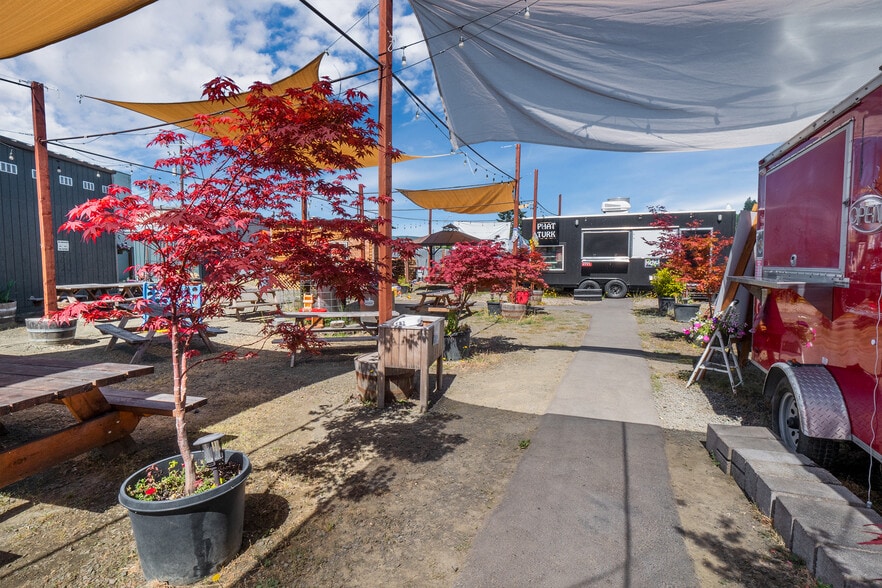 More Photos Of 926 E Main St, Cottage Grove Restaurant For Sale
